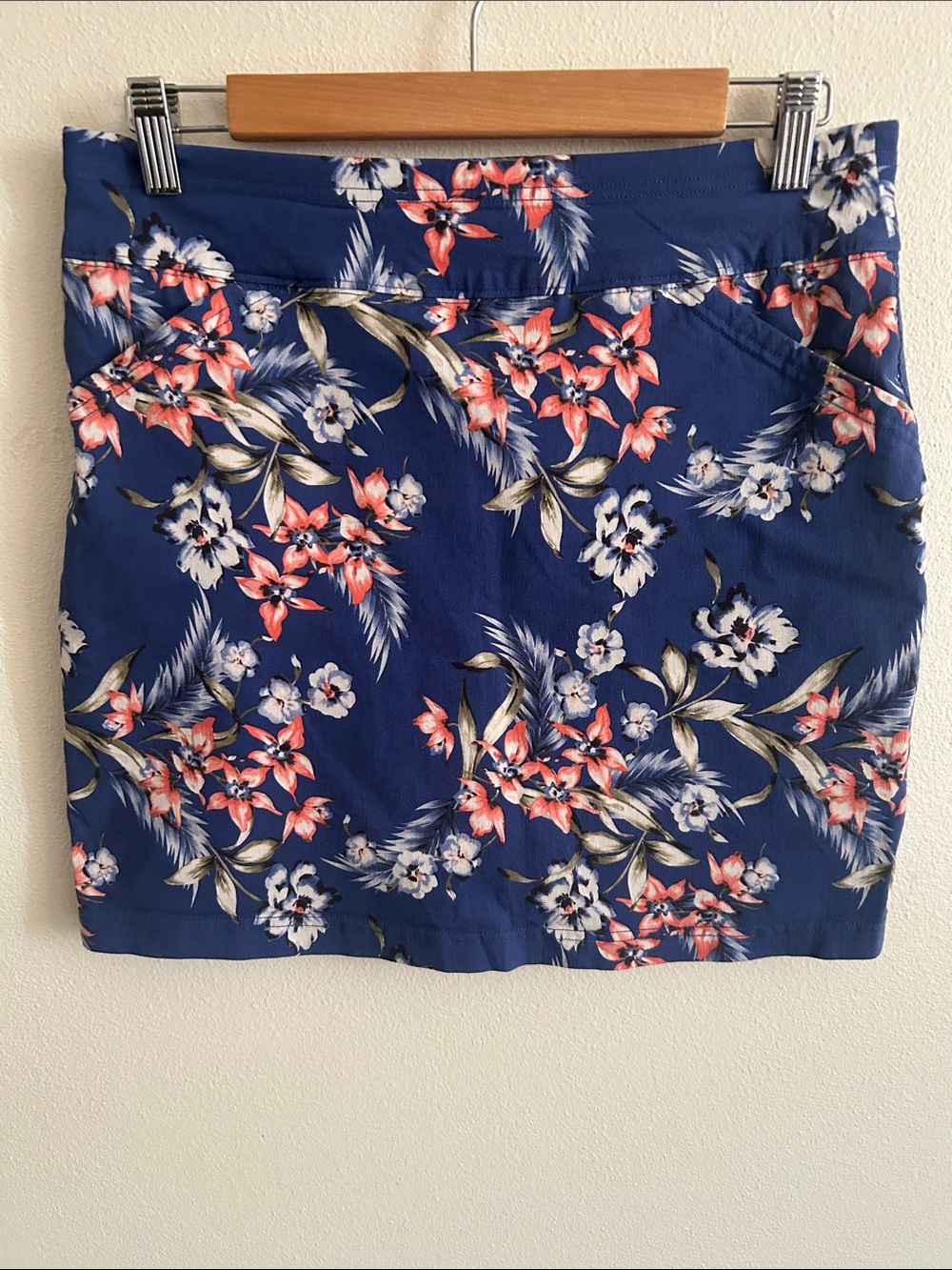 Mario Serrani Blue/Pink Floral Stretch Tummy Control Front Pockets Skort: M